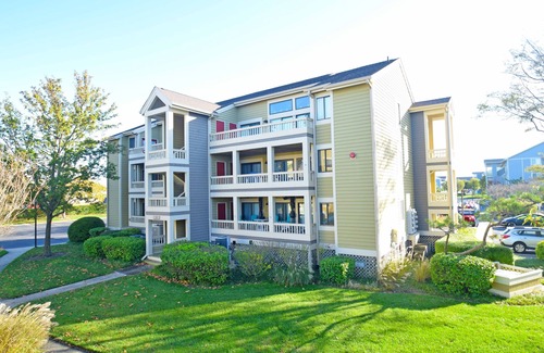 Heron Harbour Isle Condo | Seascape-Heron Harbour 202-3-Baywater 120th St, Pool, W/D, AC