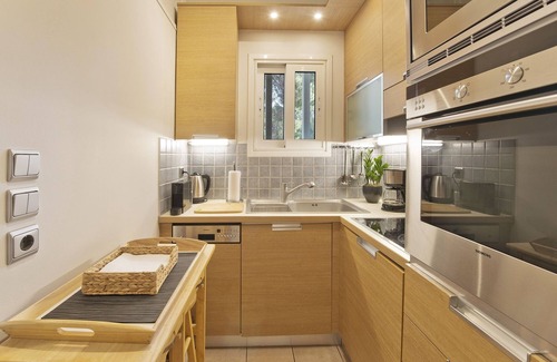 Vouliagmeni Apartment | Seascape Modern Vouliagmeni Apt near Beaches