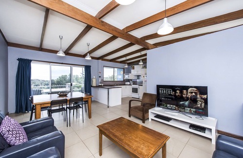 Guilderton House | Seascape - Outstanding Views Pet Friendly.
