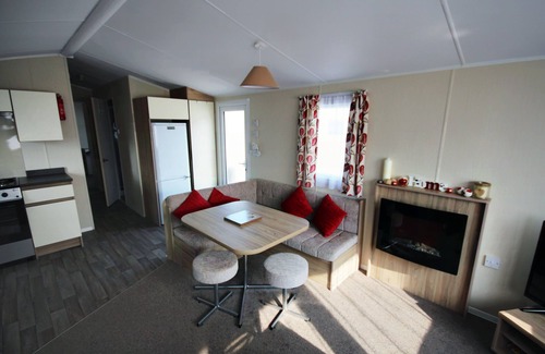 Mudeford House | 'Seascape' - pet friendly and by the beach on Sandhills Holiday Park, Mudeford