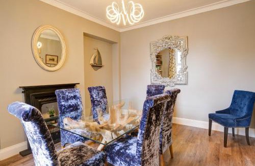 Amble House | Seashell House with SEA VIEWS and FREE GYM POOL PASS