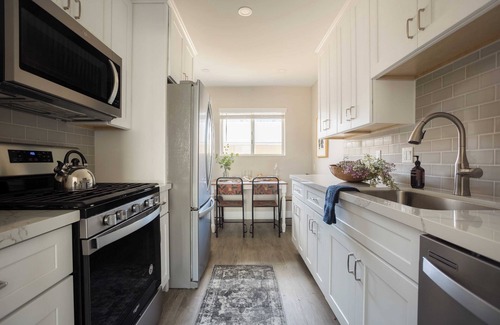 Village of La Jolla Apartment | Seashore X by Avantstay Chic La Jolla Flat 5mins From the Beach!