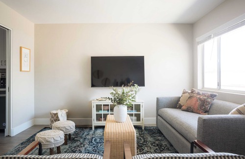 Village of La Jolla Apartment | Seashore X by Avantstay Chic La Jolla Flat 5mins From the Beach!