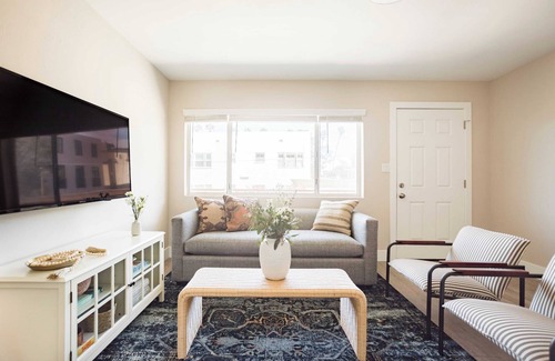 Village of La Jolla Apartment | Seashore X by Avantstay Chic La Jolla Flat 5mins From the Beach!
