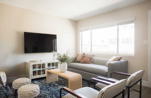 Village of La Jolla Apartment | Seashore X by Avantstay Chic La Jolla Flat 5mins From the Beach!