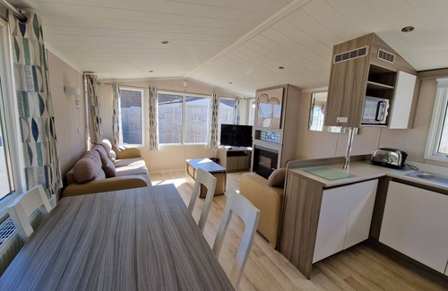 Hamworthy Ski Chalet | Seaside 8-Person Caravan at Rockley Park