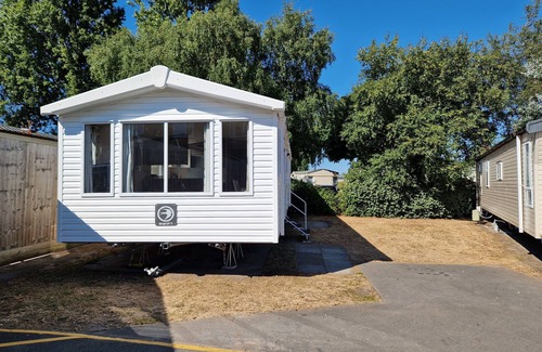 Hamworthy Ski Chalet | Seaside 8-Person Caravan at Rockley Park