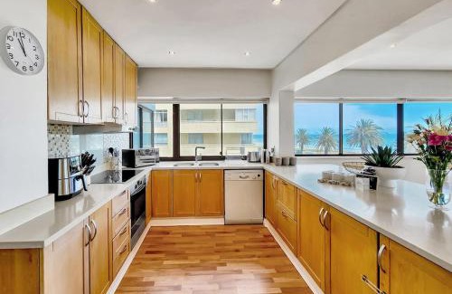 Three Anchor Bay Apartment | Seaside Apartment opposite Seapoint Promenade.