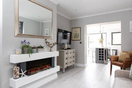 East Wittering House | Seaside Bungalow for 6 Close to Village & Beach