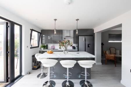 East Wittering House | Seaside Bungalow for 6 Close to Village & Beach