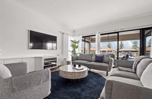 Halls Head House | Seaside Canal Home-spacious Family Retreat Jetty