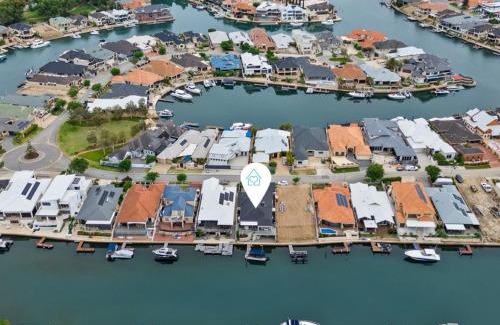 Halls Head House | Seaside Canal Home-spacious Family Retreat Jetty