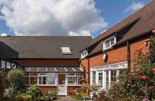 Bacton House | Seaside Cottage, 8min walk to beach. Dog friendly.