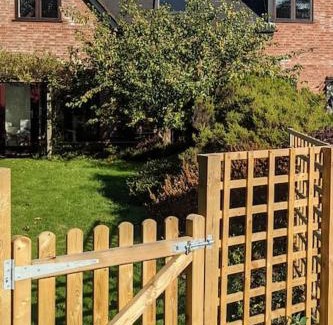 Bacton House | Seaside Cottage, 8min walk to beach. Dog friendly.