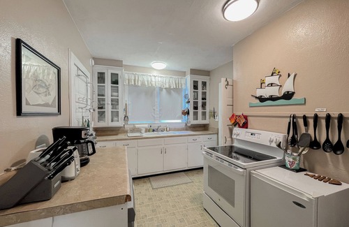 Virginia Beach Cottage | Seaside Cottage: Perfect for Large Families, Just 20 Yards from the Beach!nnnnn