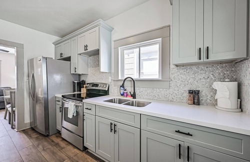 South Houston Cottage | Seaside Cottage-Walk 2 Beach!