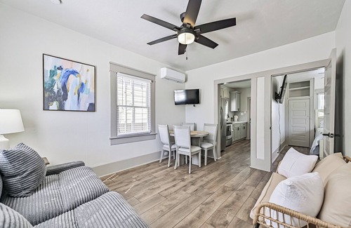 South Houston Cottage | Seaside Cottage-Walk 2 Beach!