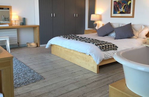 Studland House | Seaside escape 5 double bed, Log fires , walk pub/beach 15mins, sea views