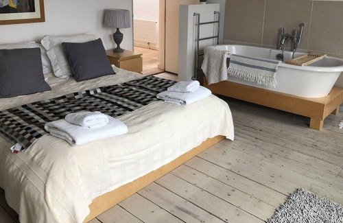 Studland House | Seaside escape 5 double bed, Log fires , walk pub/beach 15mins, sea views