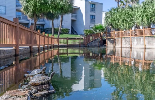 Galveston Apartment | Seaside Escape: Great Amenities right on Galveston Bay