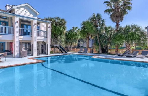Galveston Apartment | Seaside Escape: Great Amenities right on Galveston Bay