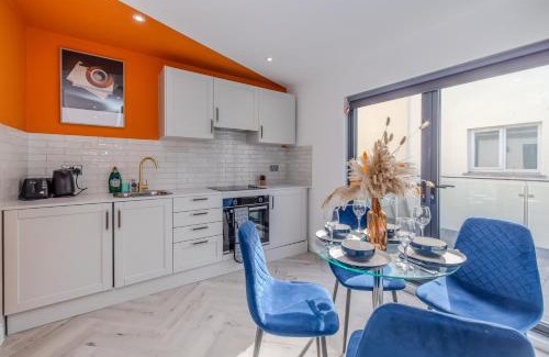 Montpelier Apartment | Seaside Escape l Steps from Brighton Beach l Balcony l 1BD