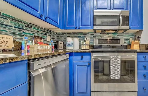 Vaught Condo | Seaside Escape: Pool, Pickleball, Putting Green & More - <2 Miles to the Beach!
