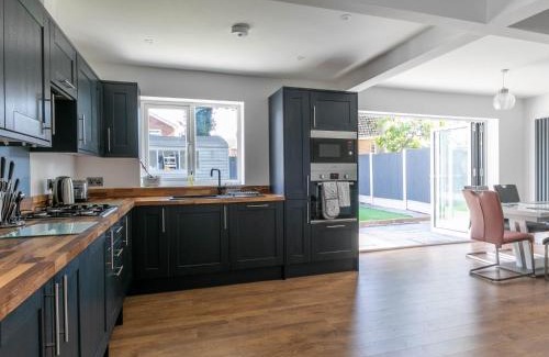 Broadstairs House | Seaside Family Bungalow for 5 people with garden and driveway parking