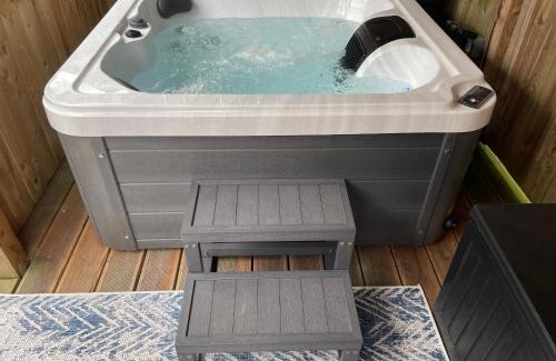 Kinmel Bay Ski Chalet | Seaside garden with hot tub