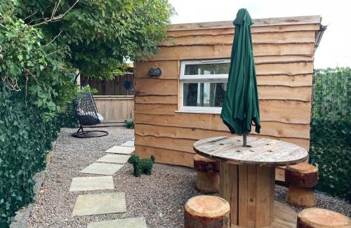 Kinmel Bay Ski Chalet | Seaside garden with hot tub