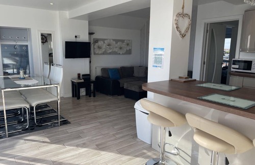 Pevensey House | Seaside Haven with Spectacular Views Ideal for Families.