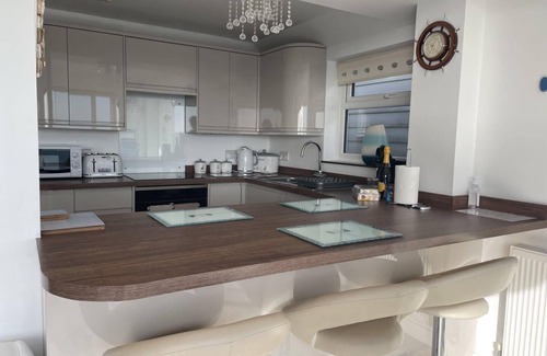 Pevensey House | Seaside Haven with Spectacular Views Ideal for Families.