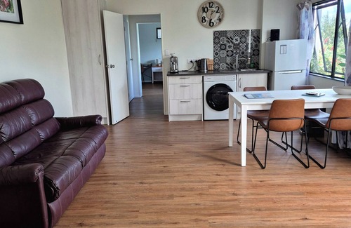 Tamaterau Apartment | Seaside Kiwiana Stay with Rustic Path to the Beach