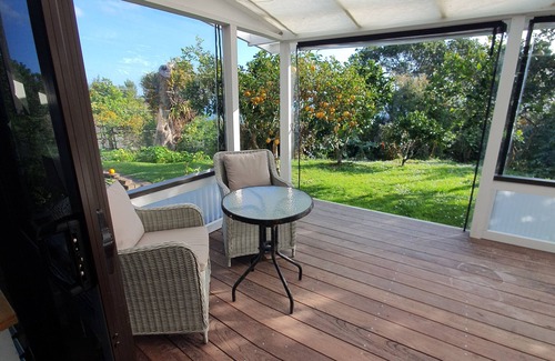 Tamaterau Apartment | Seaside Kiwiana Stay with Rustic Path to the Beach
