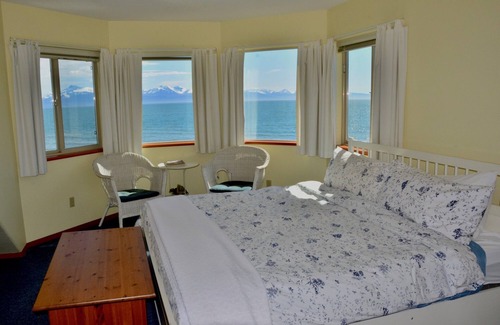 Homer Cabin | Seaside Lodge on Bishop's Beach with Spectacular views of Kachemak Bay!