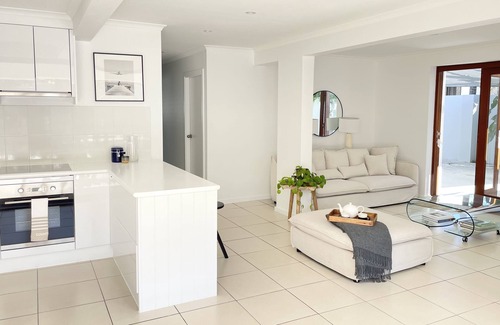 Mermaid Waters House | Seaside Luxury in ‘The Pocket’ 750m to Nobby Beach.