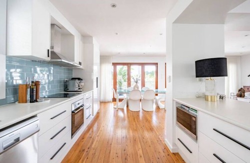 Mermaid Waters House | Seaside Luxury in ‘The Pocket’ 750m to Nobby Beach.