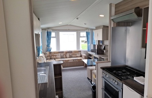 Dymchurch Apartment | Seaside retreat - 3 bedrooms with decking sleeps 8