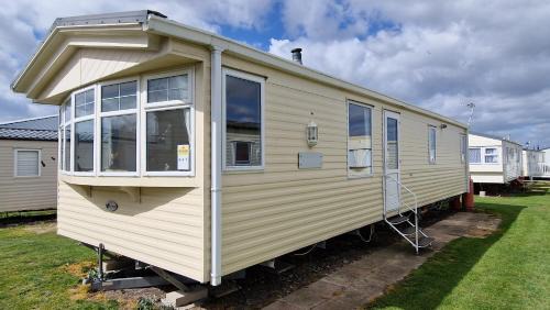 Dymchurch Apartment | Seaside retreat - 3 bedrooms with decking sleeps 8