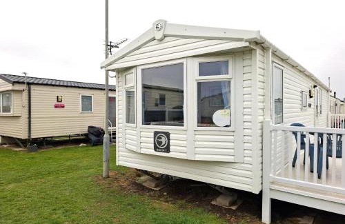 Dymchurch Apartment | Seaside retreat - 3 bedrooms with decking sleeps 8