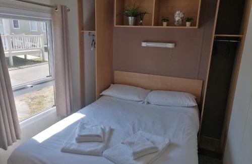 Dymchurch Apartment | Seaside retreat - 3 bedrooms with decking sleeps 8