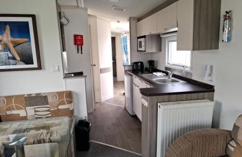 Dymchurch Apartment | Seaside retreat - 3 bedrooms with decking sleeps 8