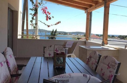 Drvenik Mali House | Seaside Retreat Holiday Home with Terrace - Two Bedroom Holiday Home with Terrace