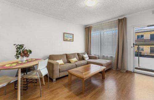 Hove Apartment | Seaside Retreat Steps from Hove Beach