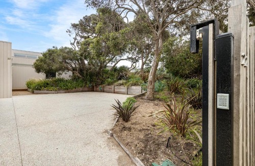 Sorrento House | SeaSide Serenity: tennis court & back beach