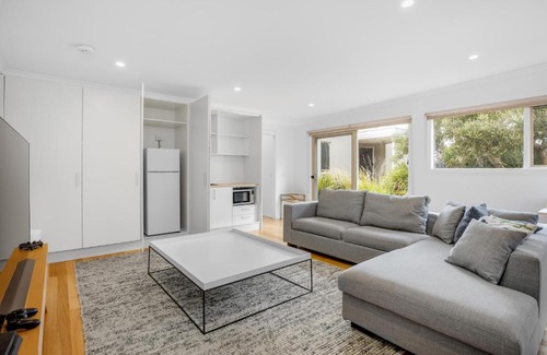 Sorrento House | SeaSide Serenity: tennis court & back beach