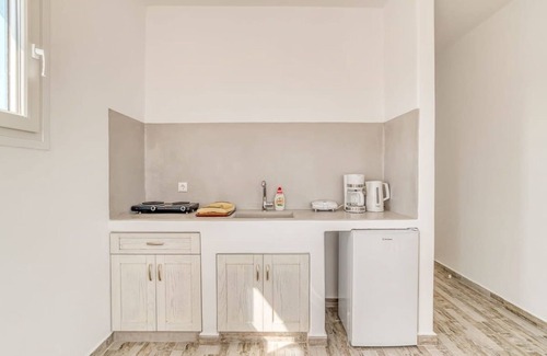 Aliki Apartment | Seaside Splendor - Apollo s Poolside Retreat