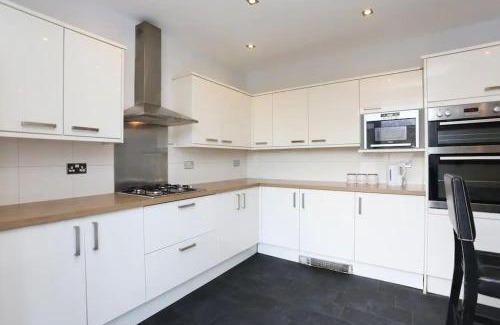 Thornton-Cleveleys House | Seaside Stroll Retreat With Free Parking