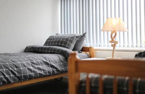Thornton-Cleveleys House | Seaside Stroll Retreat With Free Parking