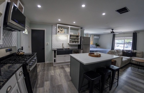 Wright Apartment | Seaside Studio: Spacious Retreat